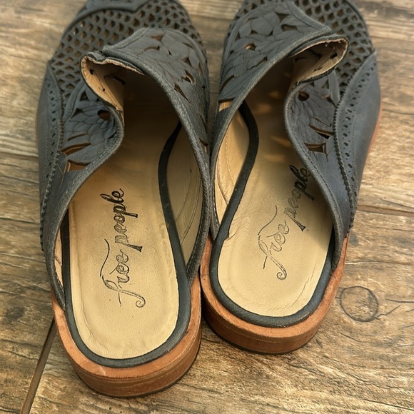 Free People Womens Size 41 Charcoal Leather Paramount Slip-On Laser Cut Mule - Picture 5 of 5